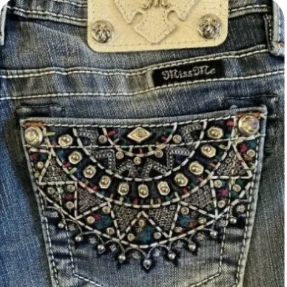 Miss Me Mid Rise Shorts Womens 24 Faded
Denim w/Rhinestones & Studs NWT FAB!! - Picture 8 of 13